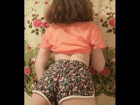 ❤️ Babe żagħżugħa sexy tqaxxir ix-xorts tagħha fuq il-kamera ❤ Video tal-ħakk lilna ❤
