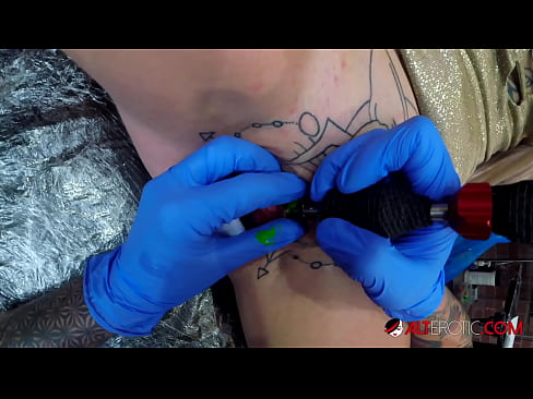 ❤️ Il-hottie tatwaġġjata ħafna Sully Savage għamlet tatwaġġ fuq il-klitoris tagħha ❤ Video tal-ħakk lilna ❤
